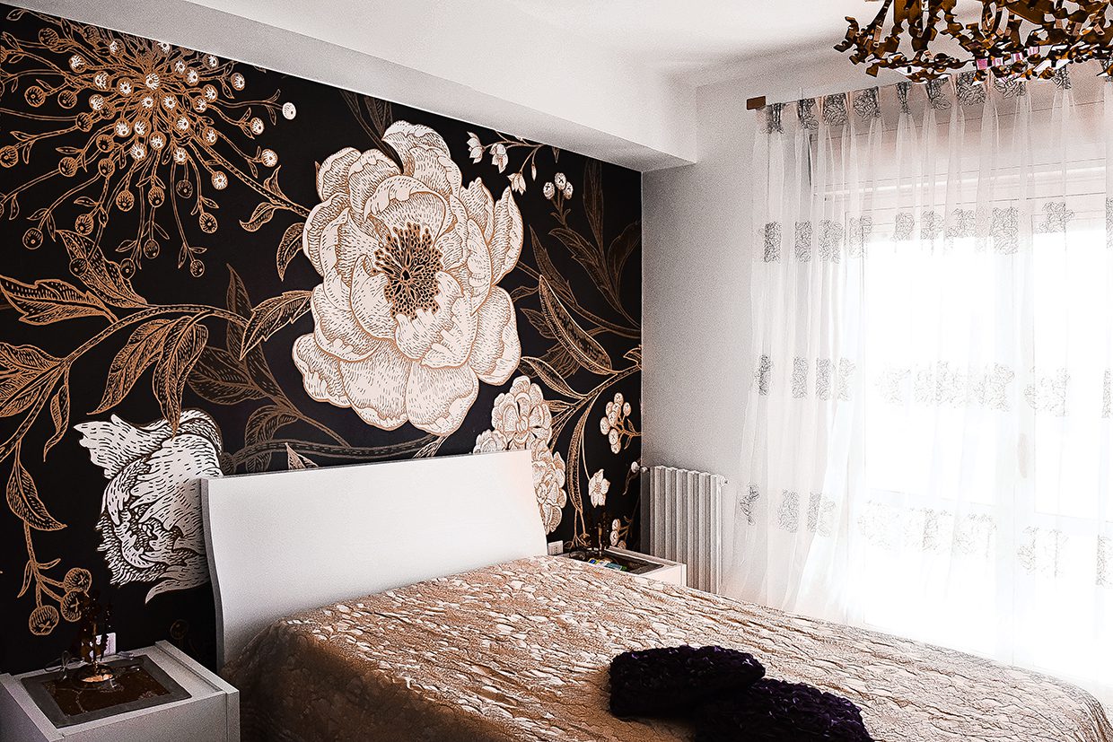 Carta da parati a fiori in stanza da letto