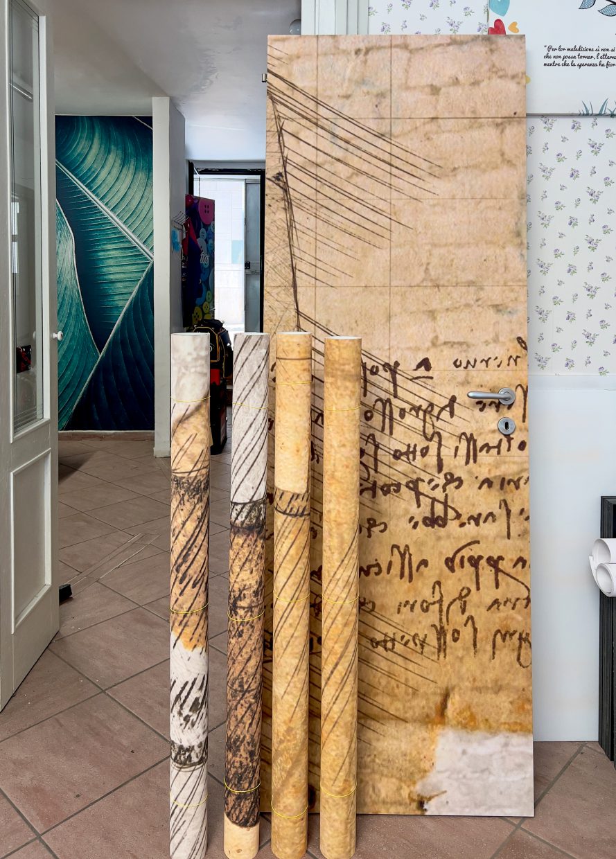 Porta personalizzata con grafica ispirata ai manoscritti di Leonardo da Vinci