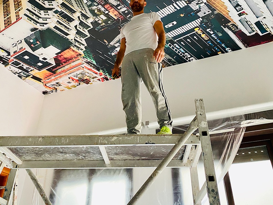 Installazione a soffitto del progetto Punti di vista premiato ai Mactac Creative Awards