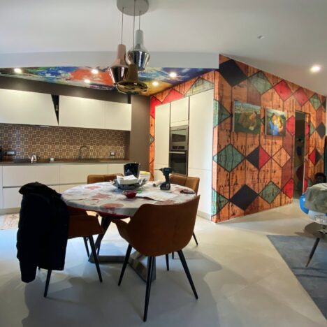 Living e cucina rivestiti con wallfilm personalizzato nel progetto Installazione di spessore