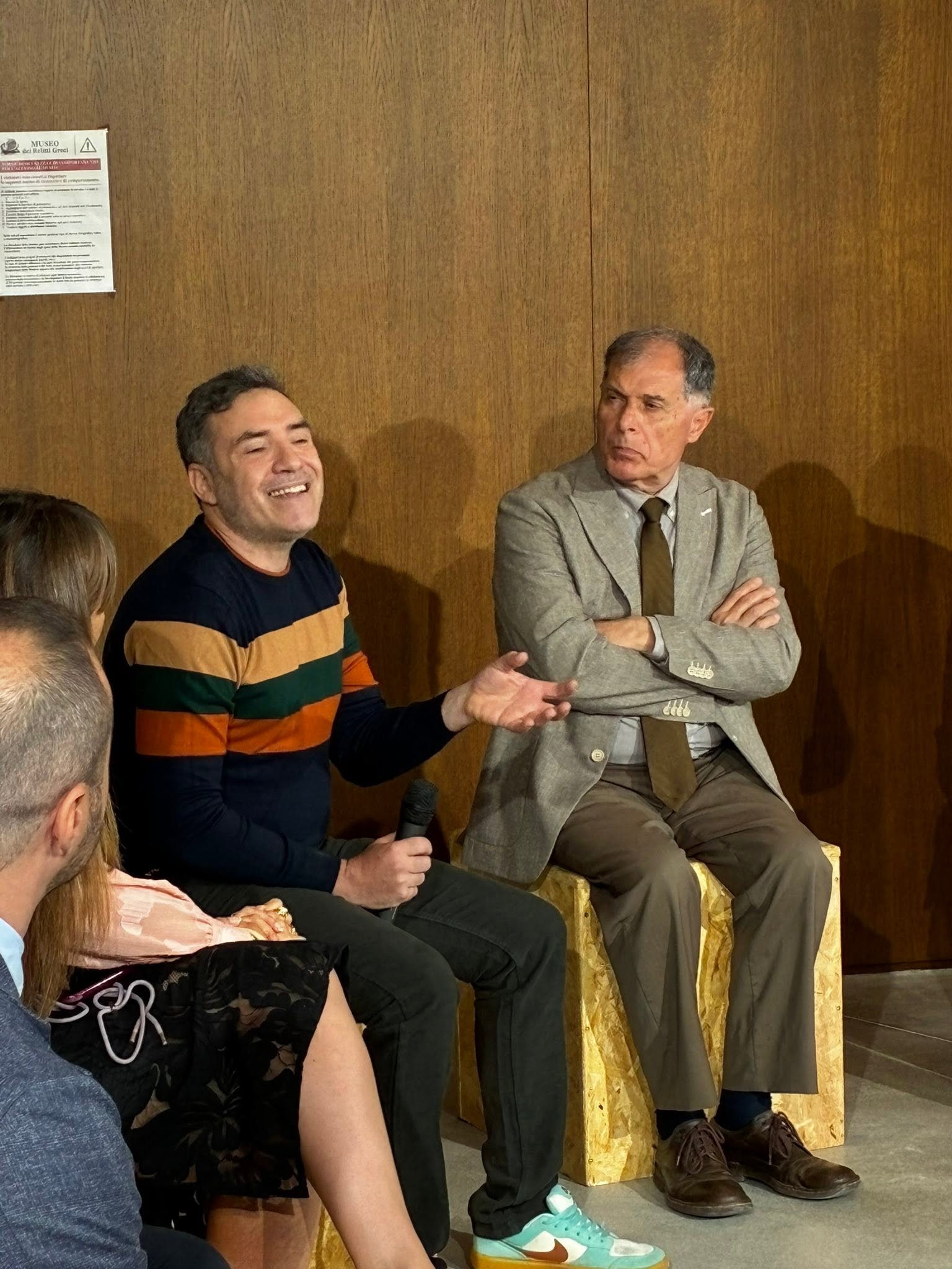 Andrea Tandurella interviene durante la presentazione del nuovo stemma e del Brand Manual del Comune di Gela