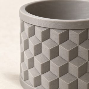 Dettaglio ravvicinato della geometria e della finitura FDM di Portapenne geometrico a trama cubica.