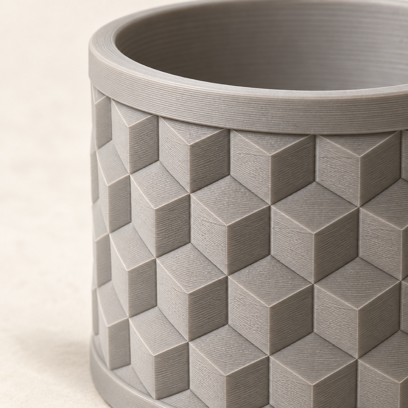 ES3D-R02-001-03-dettaglio-fdm Dettaglio ravvicinato della geometria e della finitura FDM di Portapenne geometrico a trama cubica.
