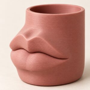 Dettaglio ravvicinato della geometria e della finitura FDM di Portamatite scultoreo.