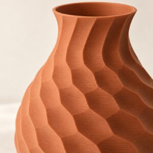 Dettaglio ravvicinato della geometria e della finitura FDM di Vaso Tetrahex a rilievo.