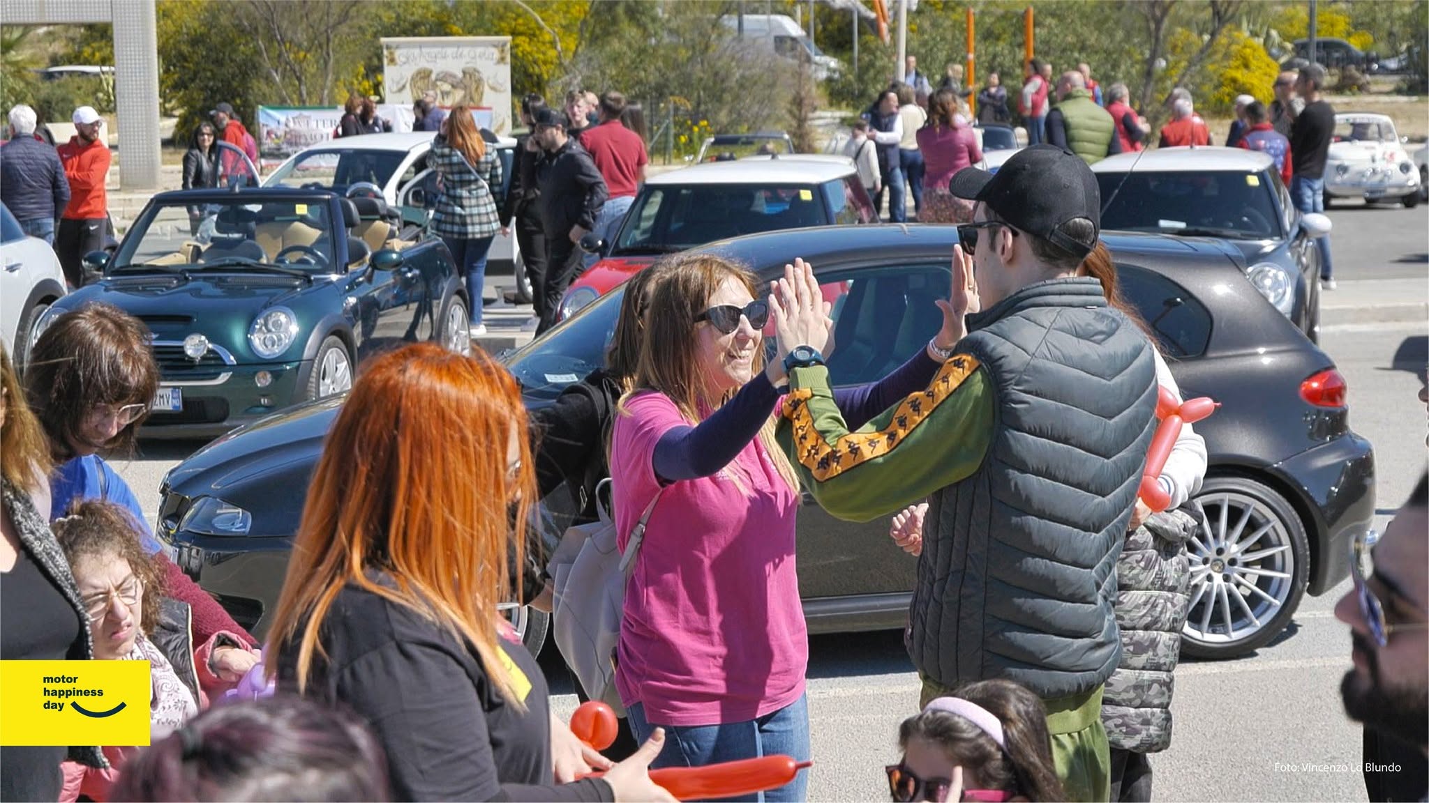 Motor Happiness Day a Gela: incontro tra partecipanti e appassionati davanti alle automobili esposte