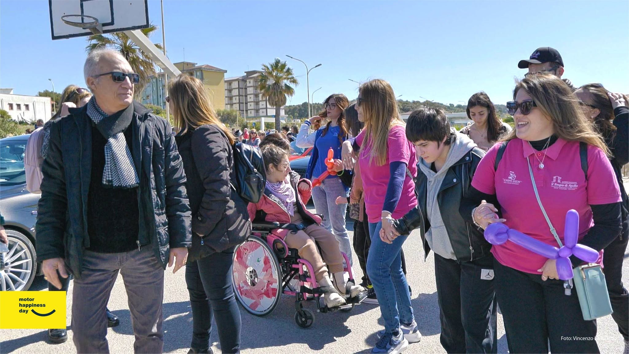Motor Happiness Day a Gela: una partecipante con disabilità tra volontari e automobili