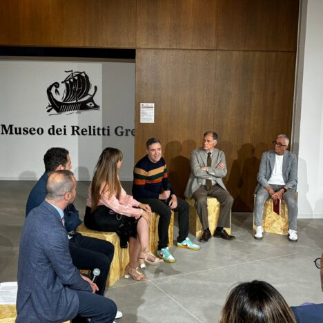 Il tavolo della presentazione del nuovo stemma del Comune di Gela al Museo dei Relitti Greci