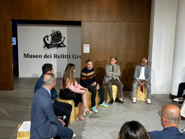 Presentazione del nuovo stemma al Museo dei Relitti Greci Il tavolo della presentazione del nuovo stemma del Comune di Gela al Museo dei Relitti Greci